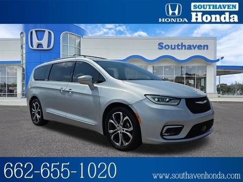 Used 2022 Chrysler Pacifica Pinnacle FWD image 1