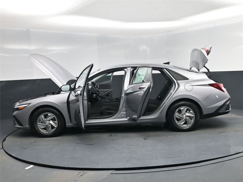 New 2026 Hyundai Elantra SE image 28
