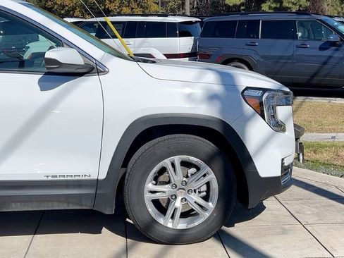 Used 2024 GMC Terrain SLE image 13