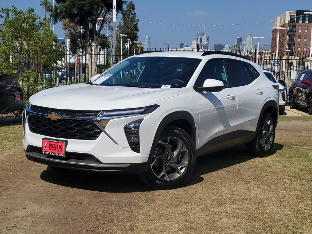 Used 2026 Chevrolet Trax LT FWD image 2