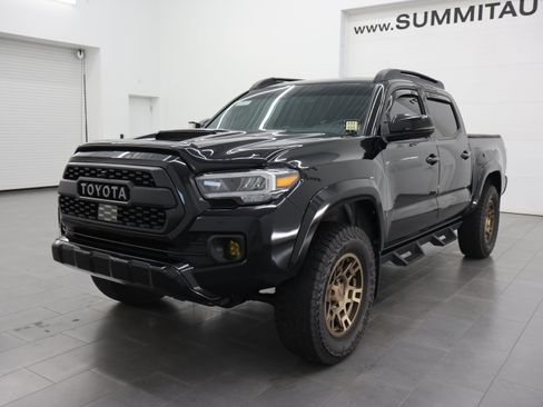 Used 2021 Toyota Tacoma TRD Sport w/ TRD Premium Sport Package AWD/4WD image 7