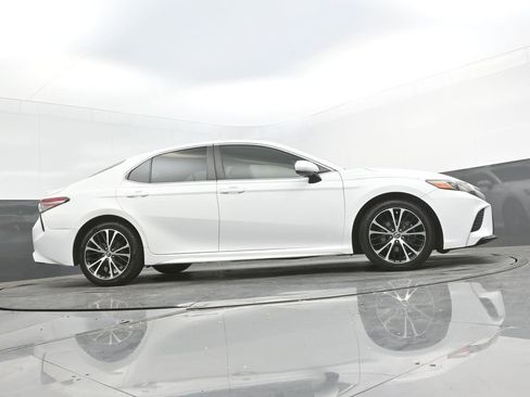 Used 2020 Toyota Camry SE image 30
