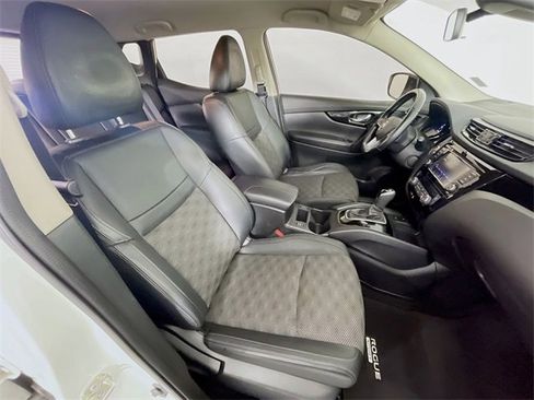 Used 2022 Nissan Rogue Sport SV w/ Technology Package image 28