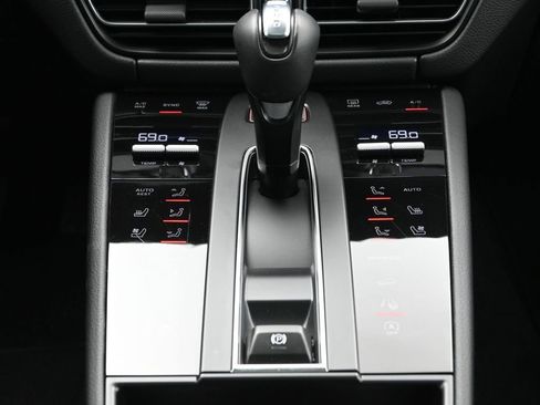 Certified 2025 Porsche Macan image 24