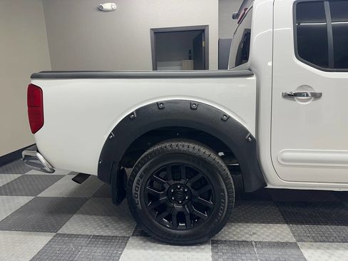 Used 2010 Nissan Frontier LE w/ LE Value Truck Pkg image 9