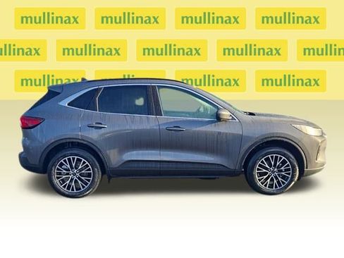New 2025 Ford Escape SE w/ PHEV Premium Package FWD image 2
