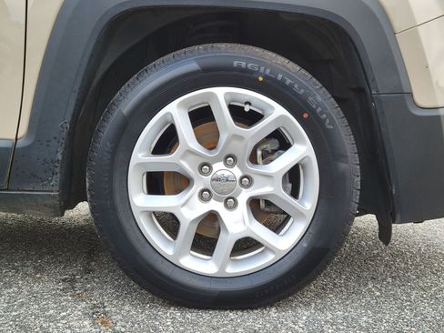 Used 2016 Jeep Renegade Latitude image 10