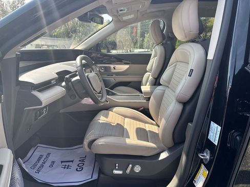 Used 2025 Lincoln Nautilus Reserve image 9