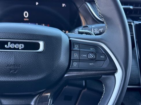 Used 2023 Jeep Grand Cherokee Limited AWD/4WD image 19