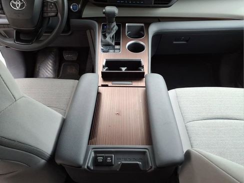 Used 2024 Toyota Sienna LE image 22