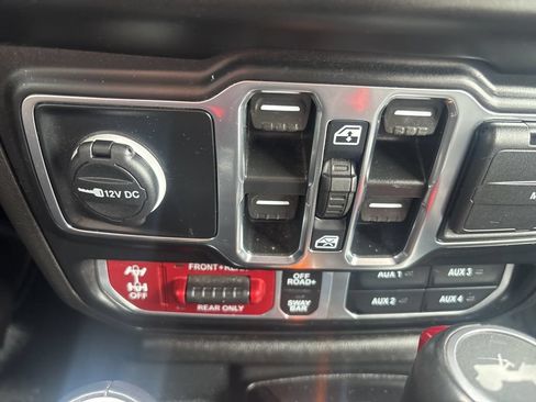 Used 2022 Jeep Wrangler Unlimited Rubicon w/ Dual Top Group AWD/4WD image 27