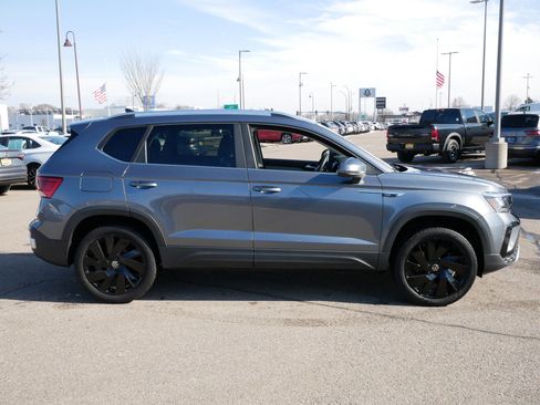 Used 2023 Volkswagen Taos SE w/ Panoramic Sunroof Package image 8