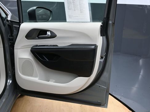 Used 2023 Chrysler Pacifica Touring-L FWD image 38