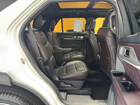 Used 2025 Ford Explorer Platinum w/ Ultimate Package AWD/4WD image 19