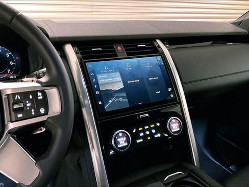 Certified 2025 Land Rover Discovery S image 5