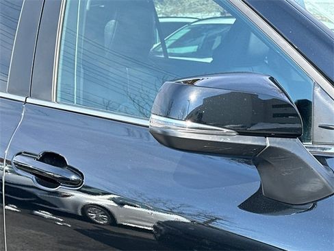 Used 2023 Toyota Highlander XLE image 8