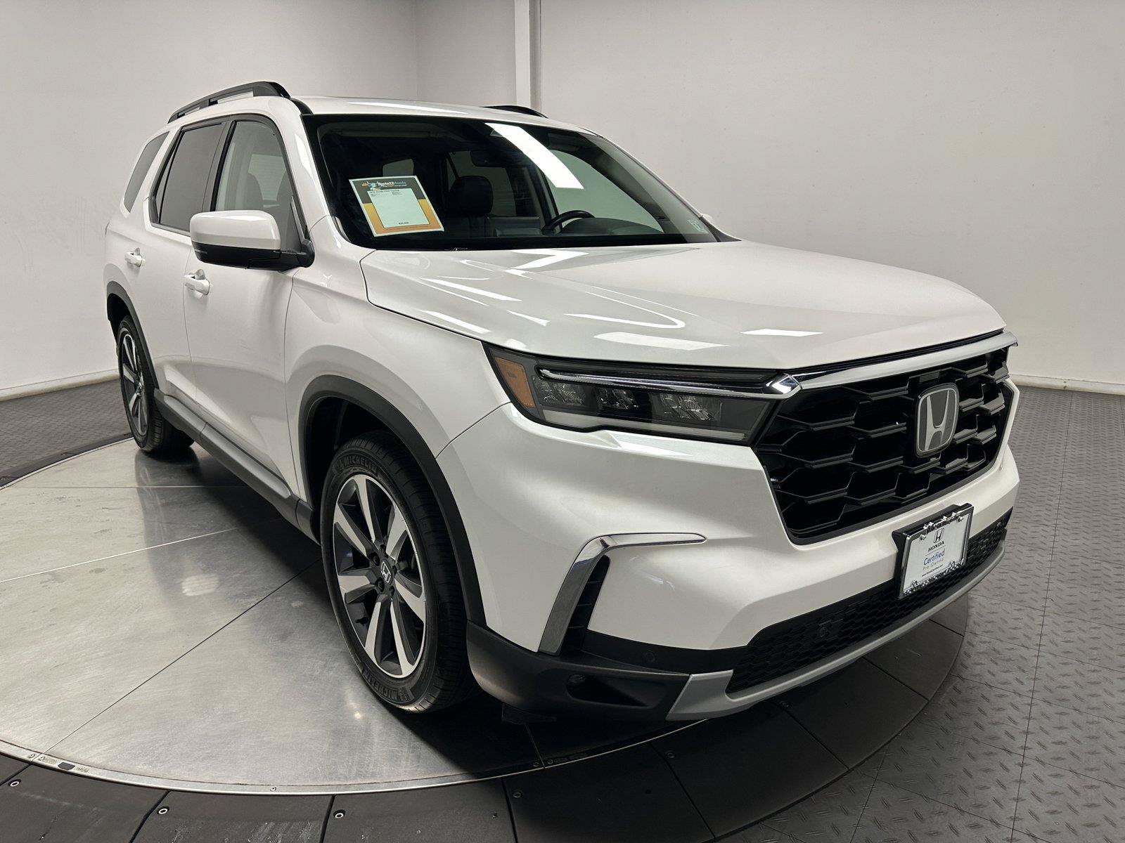Used 2025 Honda Pilot Touring image 2