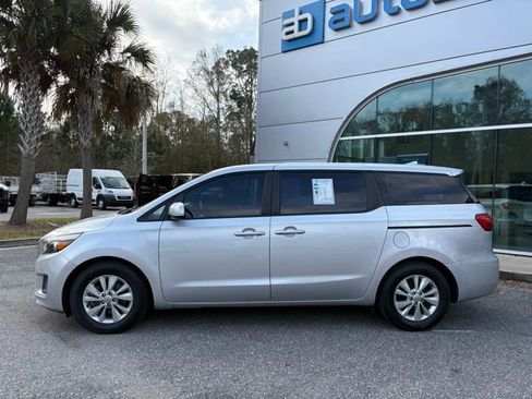 Used 2018 Kia Sedona L image 2