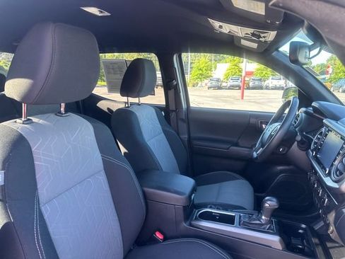 Used 2023 Toyota Tacoma TRD Off-Road w/ Advanced Technology Package AWD/4WD image 15