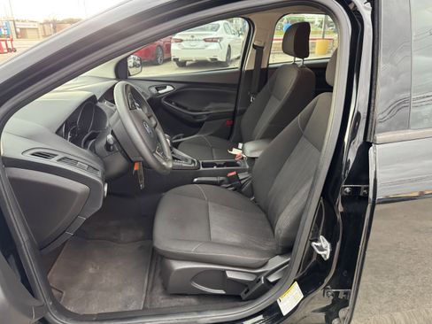 Used 2018 Ford Focus SE w/ SE Appearance Package image 16