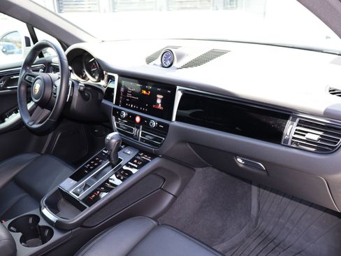 Certified 2024 Porsche Macan AWD/4WD image 27