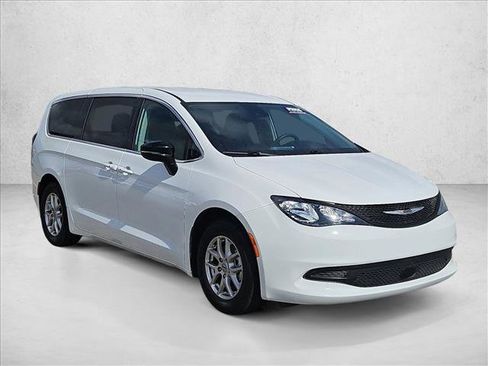 Used 2024 Chrysler Voyager LX image 3