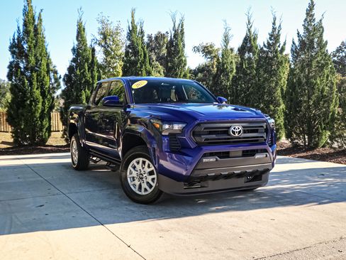 Used 2025 Toyota Tacoma SR5 image 2