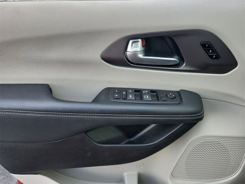 Used 2024 Chrysler Pacifica Touring-L image 15