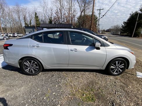 Used 2021 Nissan Versa SV image 3