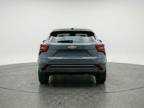 Used 2025 Chevrolet Trax LT w/ LT Convenience Package image 7