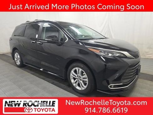 Used 2024 Toyota Sienna Platinum image 1