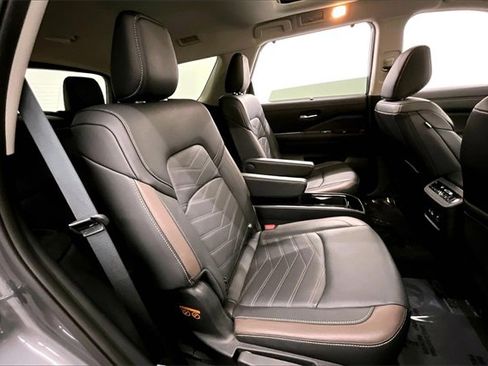 Used 2025 Nissan Pathfinder Platinum image 23