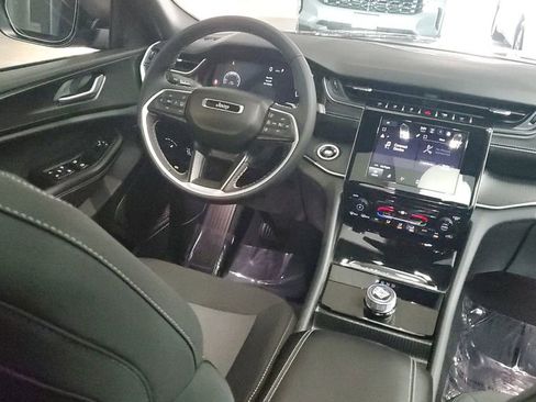 Used 2025 Jeep Grand Cherokee L Laredo RWD image 12