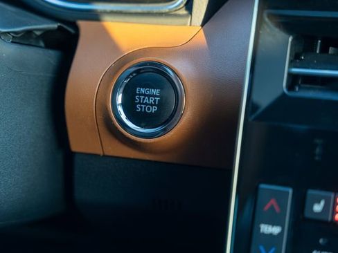 Used 2020 Toyota Avalon Limited image 29