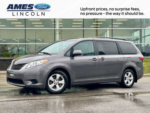 Used 2017 Toyota Sienna LE image 1