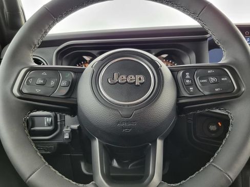 Used 2025 Jeep Gladiator Rubicon w/ Convenience Group AWD/4WD image 13