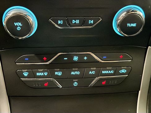 Used 2020 Ford Edge ST-Line w/ Cold Weather Package AWD/4WD image 23