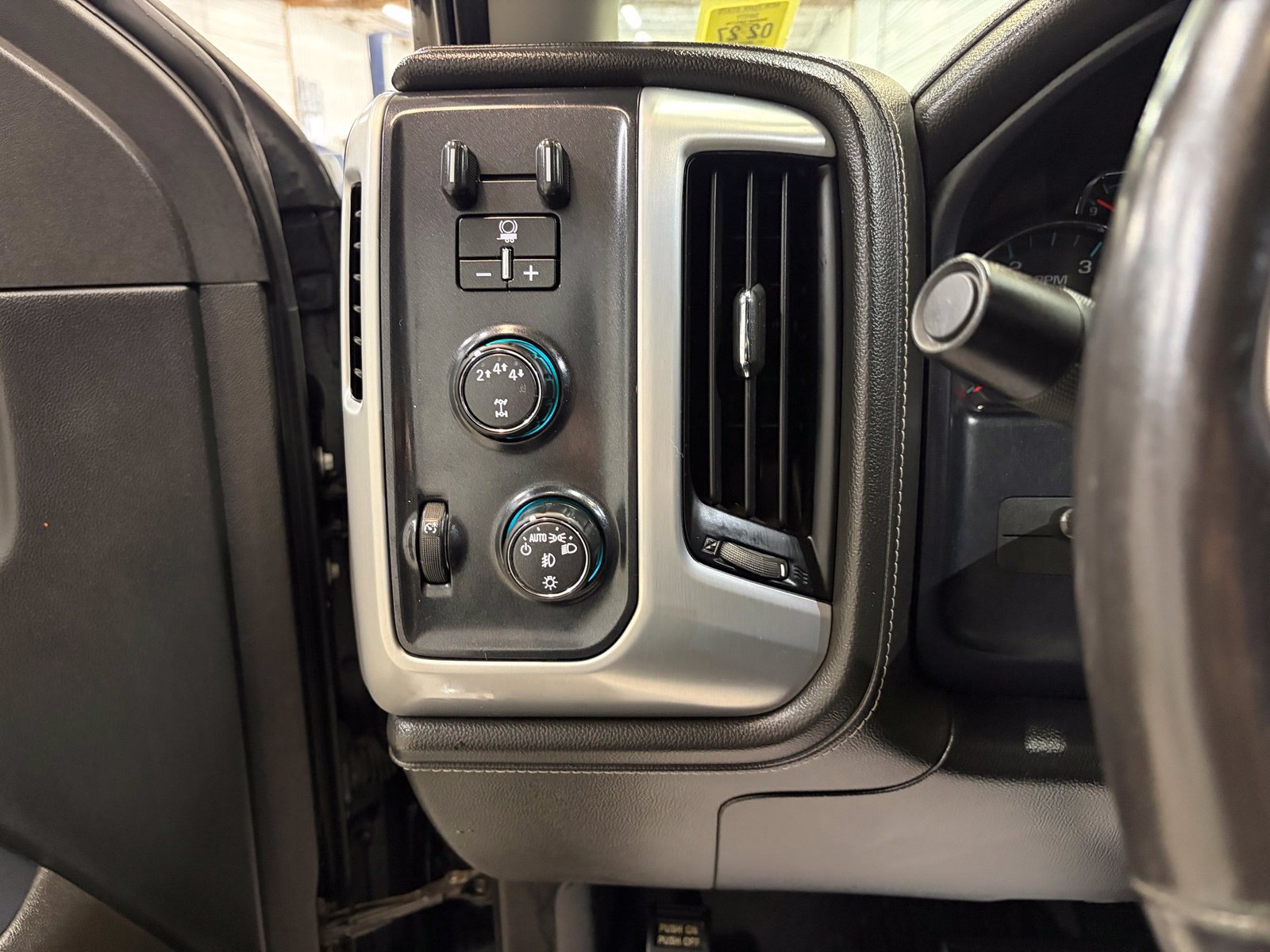 Used 2019 GMC Sierra 2500 SLT w/ Duramax Plus Package AWD/4WD image 16