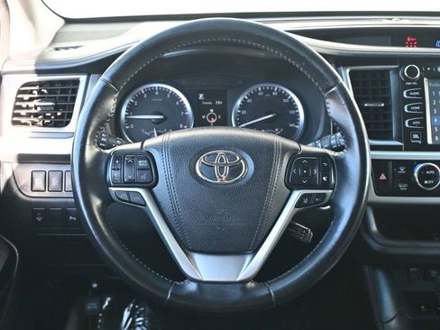 Used 2017 Toyota Highlander Limited image 9