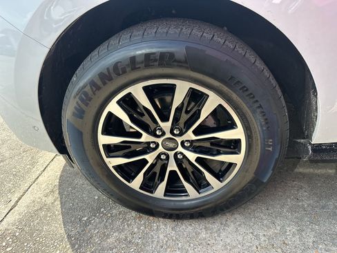 Used 2025 Ford Expedition Max Platinum image 7