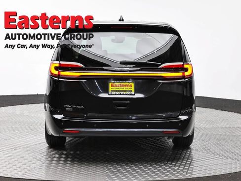 Used 2023 Chrysler Pacifica Touring-L FWD image 6