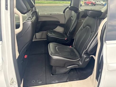 Used 2024 Chrysler Pacifica Limited FWD image 17