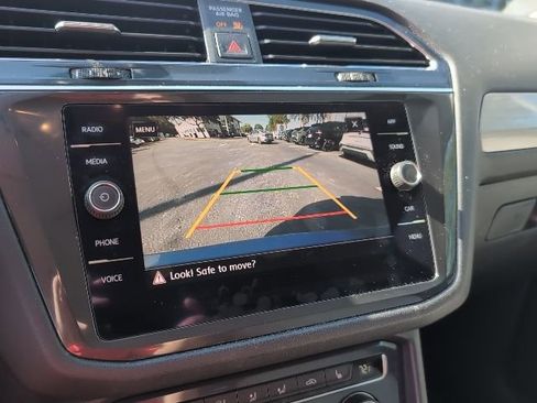 Used 2020 Volkswagen Tiguan SE image 18