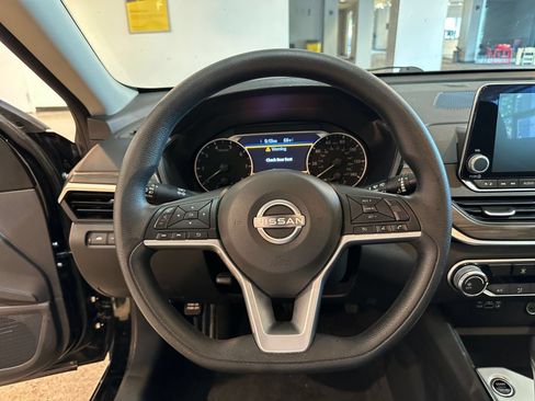 Used 2025 Nissan Altima 2.5 SV FWD image 22