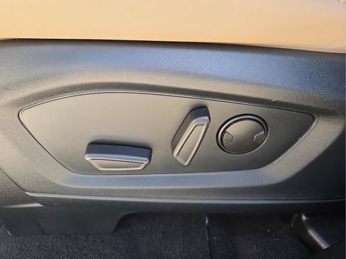 Used 2022 Ford Explorer XLT w/ Equipment Group 202A AWD/4WD image 16