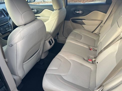 Used 2019 Jeep Cherokee Latitude w/ Popular Appearance Group image 11