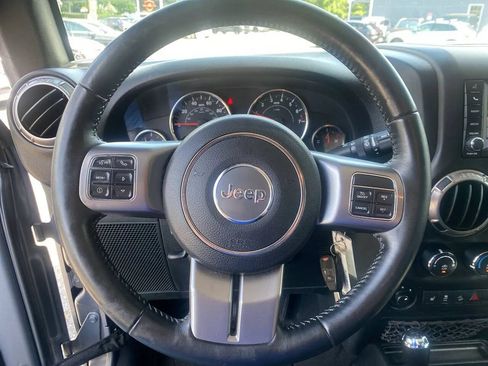 Used 2018 Jeep Wrangler Unlimited Sahara AWD/4WD image 9