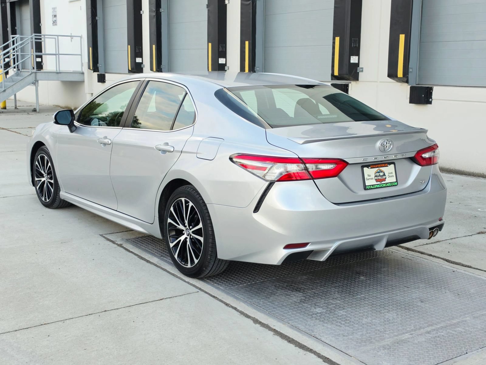 Used 2018 Toyota Camry SE FWD image 3