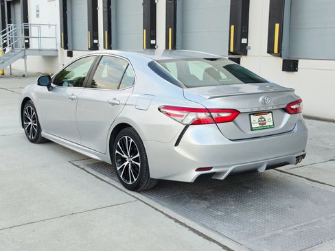Used 2018 Toyota Camry SE FWD image 3