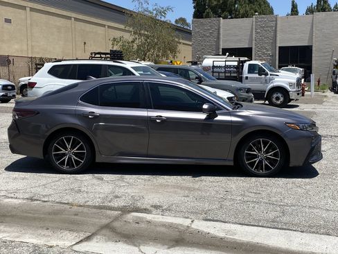 Used 2023 Toyota Camry SE FWD image 3